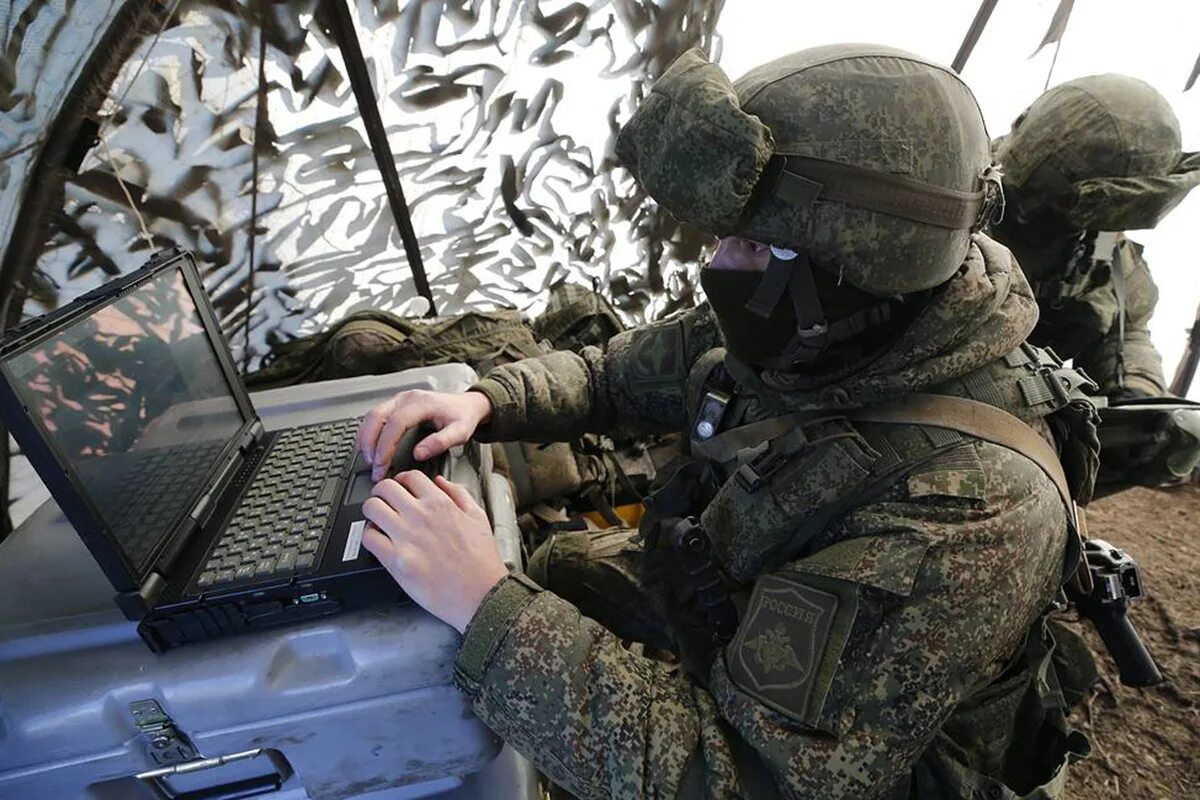 1к144 комплекс разведки. Военный компьютер. Военный за компьютером. Информационные войска. Основным военным противником россии была