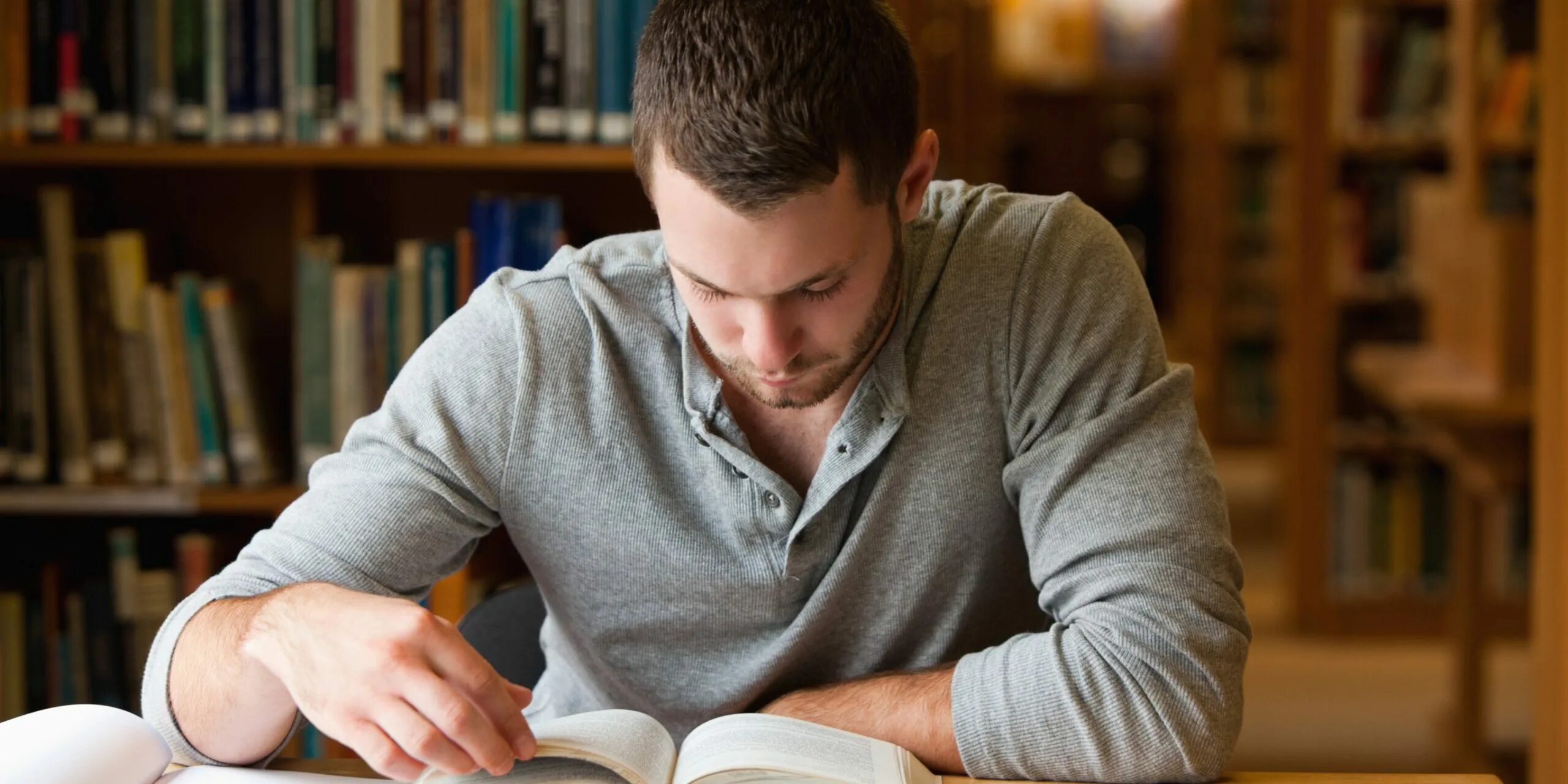 Men s books. Чтение книг. Чтение г. Парень читает книгу. Человек читает книгу.