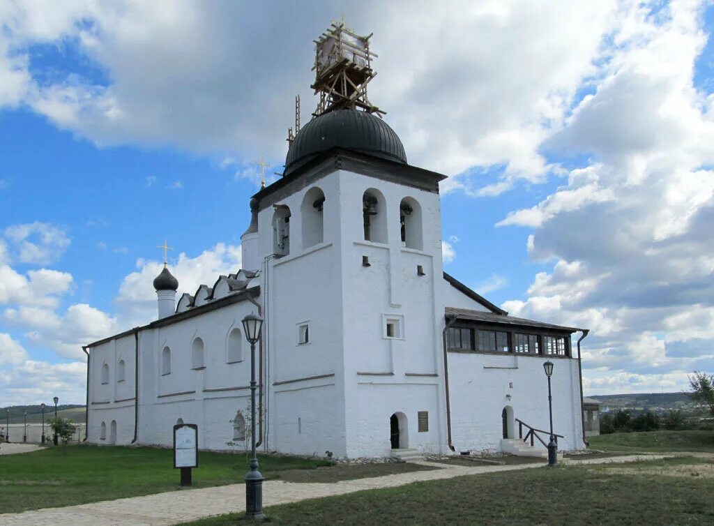 Свияжск церковь. Никольская Церковь Свияжск. Церковь Николая Чудотворца в Свияжске. Остров-град Свияжск Никольская Церковь. Троицкая Соборная Церковь Свияжск.