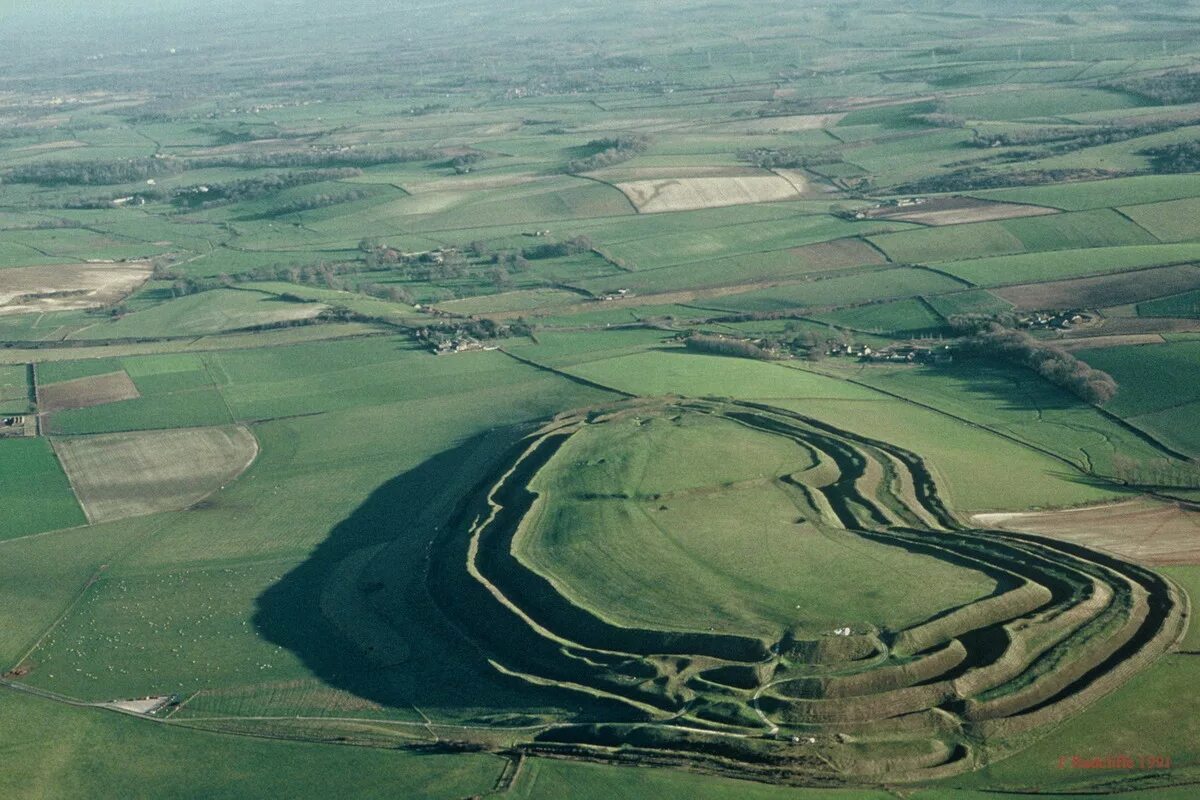 Город железного века. Maiden Castle, Dorset. Мейден Касл крепость. Крепость майден - Касл Дорсет. Мэйден-Касл реконструкция.