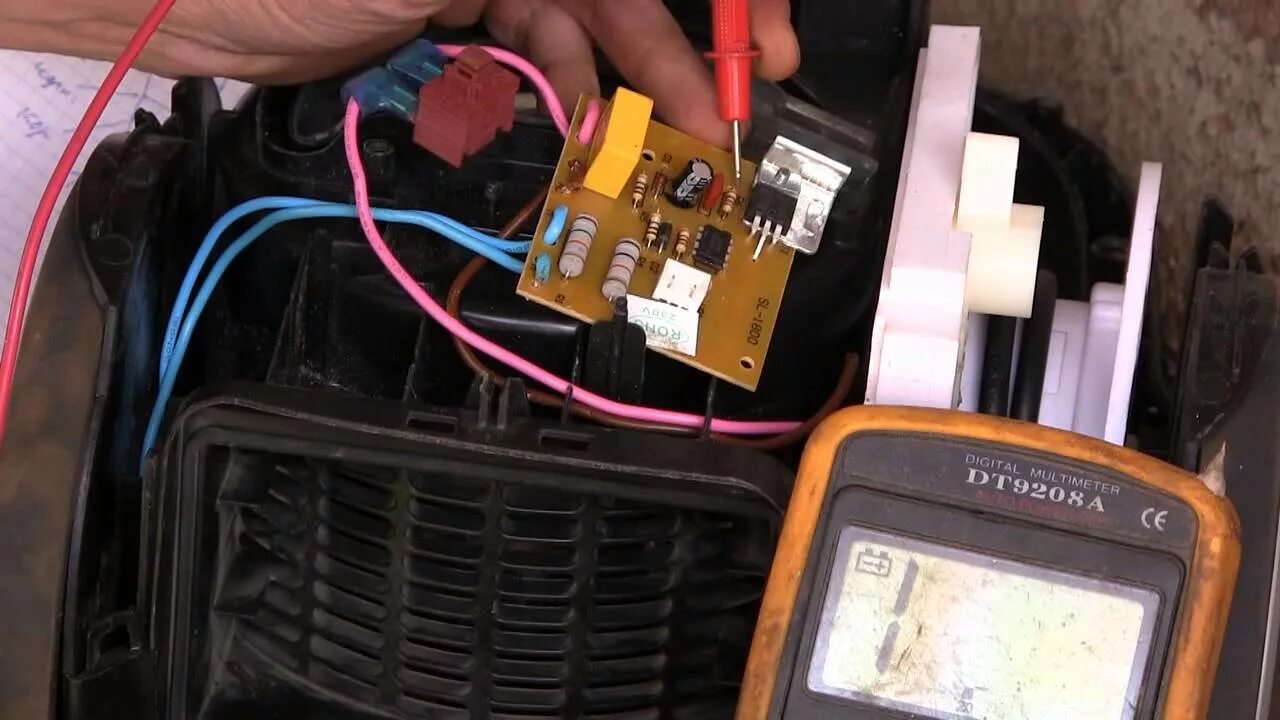 Пылесос нагревается и отключается. Предохранитель в пылесосе. electrolux twinclean cyclonic разбор. подключение двигателя аккумуляторного пылесоса. электролюкс эргорапидо пылесос разборка.