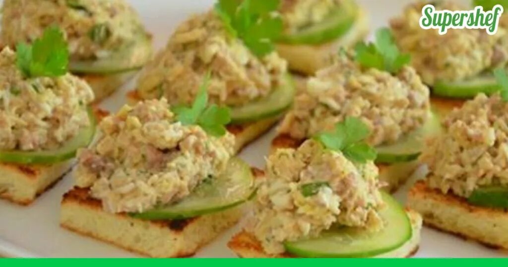 бутерброды из печени трески. бутерброд с треской. бутеры с печенью трески. бутерброды с печенью трески рецепт с огурцом. бутерброд с печенью трески и яйцом и огурцом.