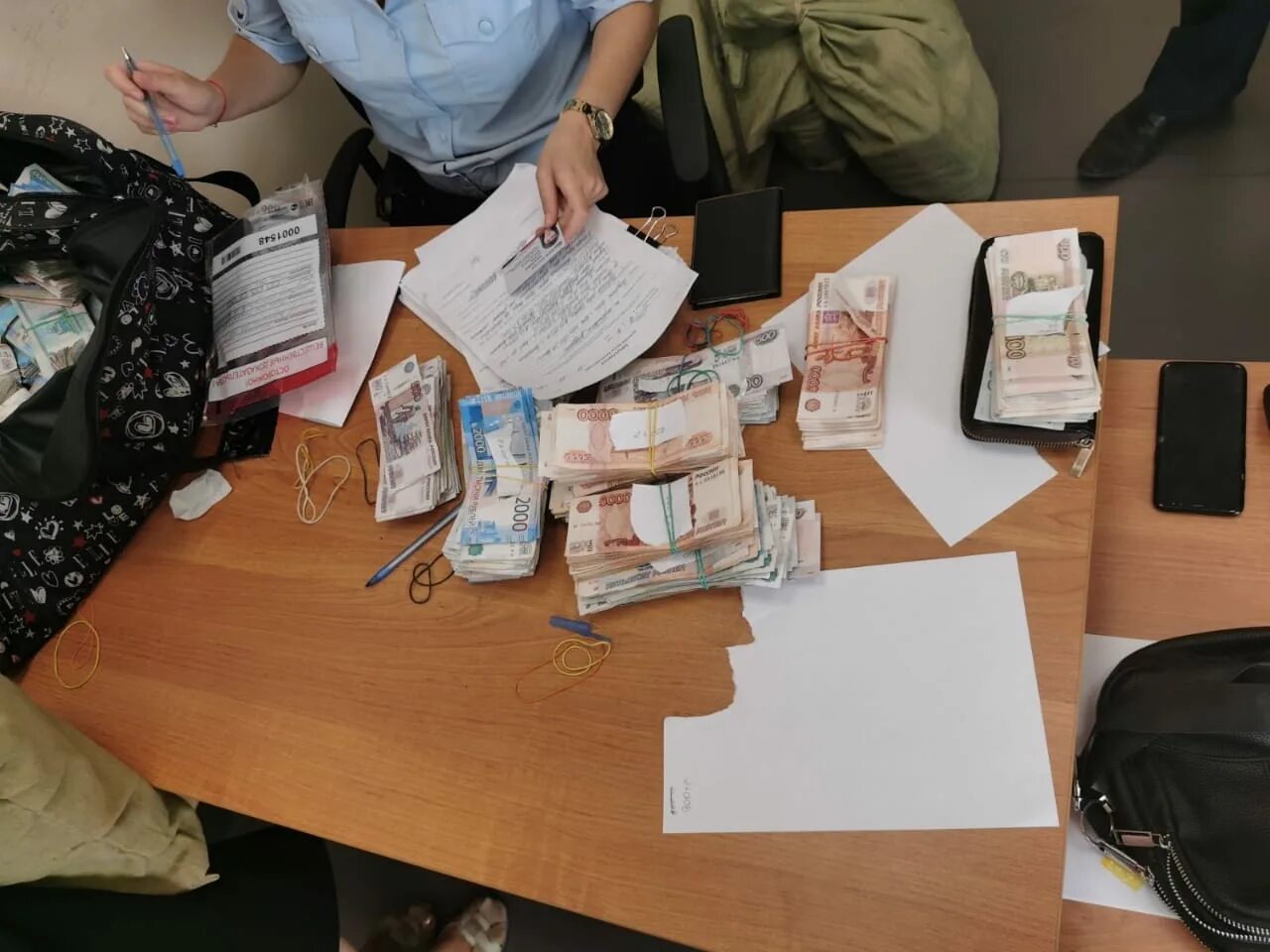 Кража денег сотрудником полиции. Инкассация денег. незаконный обыск. инкассатор с деньгами. инкассатора похитила деньги.