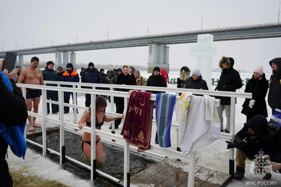 Крещение барнаул. Крестный ход на крещение. Купели в барнауле 2019. Крещенские купания барнаул. Крещение барнаул.