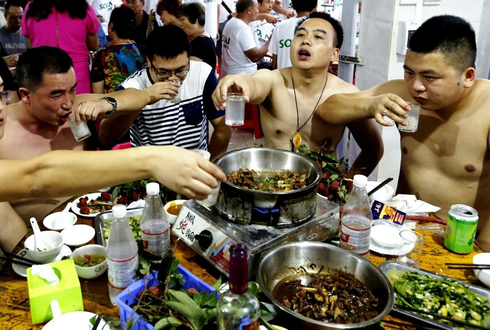 Где едят людей страна. Фестиваль поедания собак в Китае. Китайское застолье.