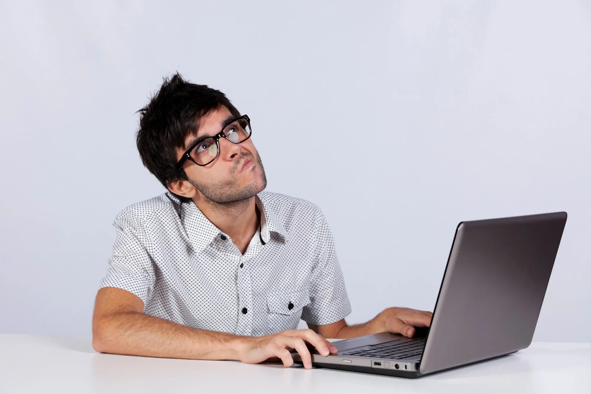 Человек за компом. Человек с ноутбуком. Программист с ноутбуком. Компьютер и человек.