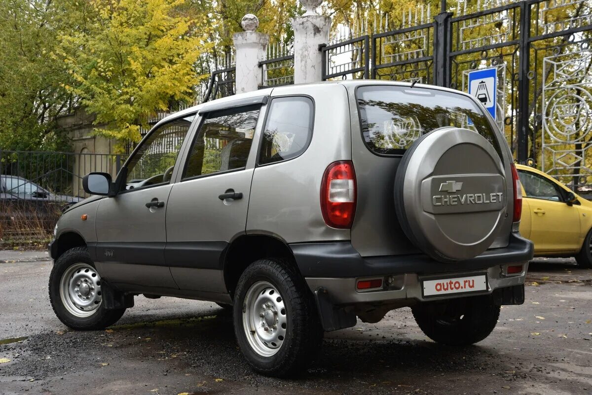 Купить ниву шевроле бу москва московская область. Нива Шевроле 2008. Шевроле Нива 2008 серебристый. Chevrolet Niva 2008. Шевроле Нива 2008 год гос номер.