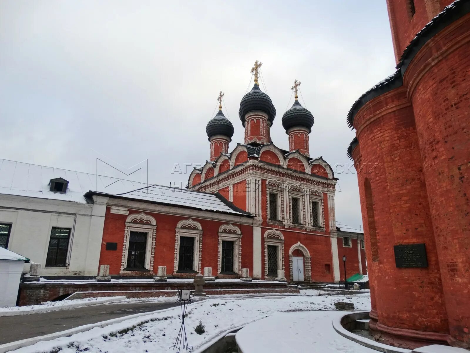 Высокопетровский монастырь в Москве. Высокопетровский монастырь зима. Высокопетровский монастырь зимой. Зима в высоко-Петровском монастыре.