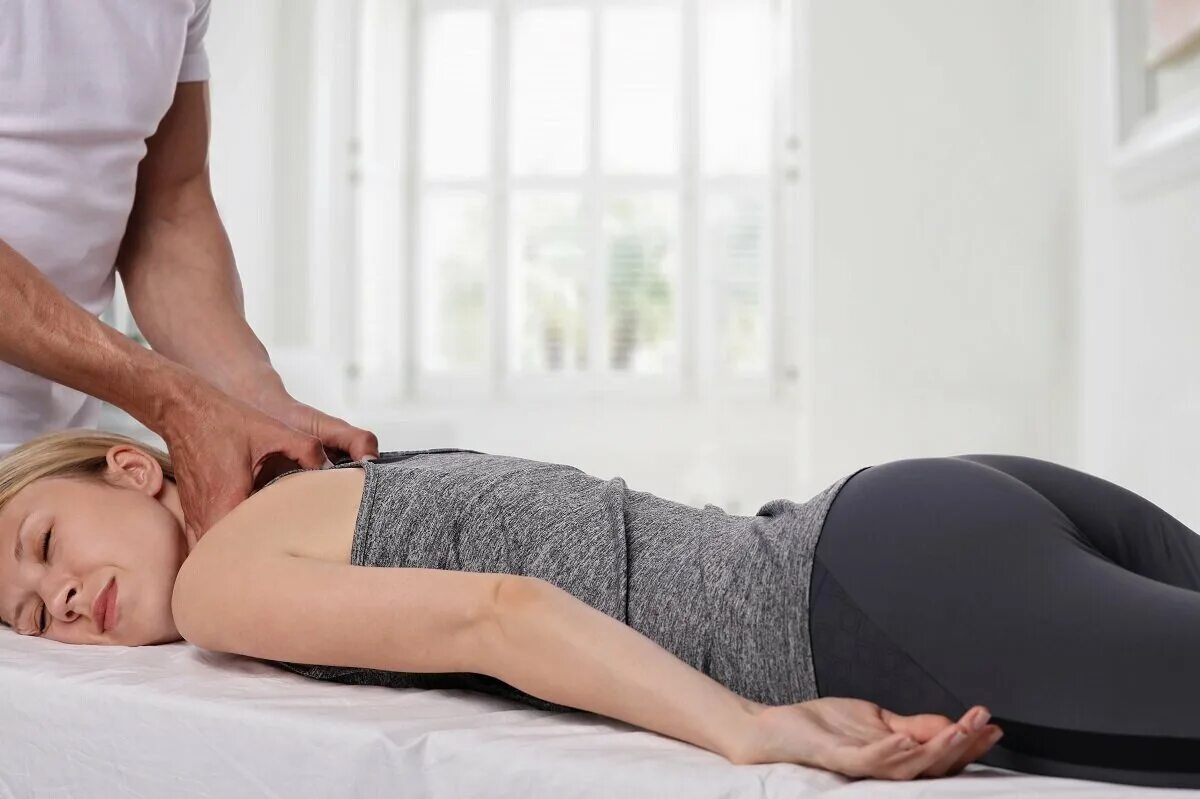 хиропрактика девушка. спортивный массаж согревающий. остеопатия картинки. Lisa chiropractic. ауторациональная терапия.