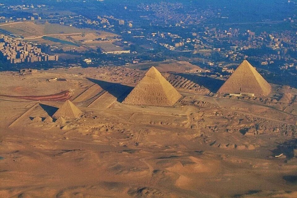 пирамида хеопса из космоса. каир плато гиза. фото пирамид сверху. пирамиды на плато гиза. пирамиды гизы в египте комплекс пирамид.