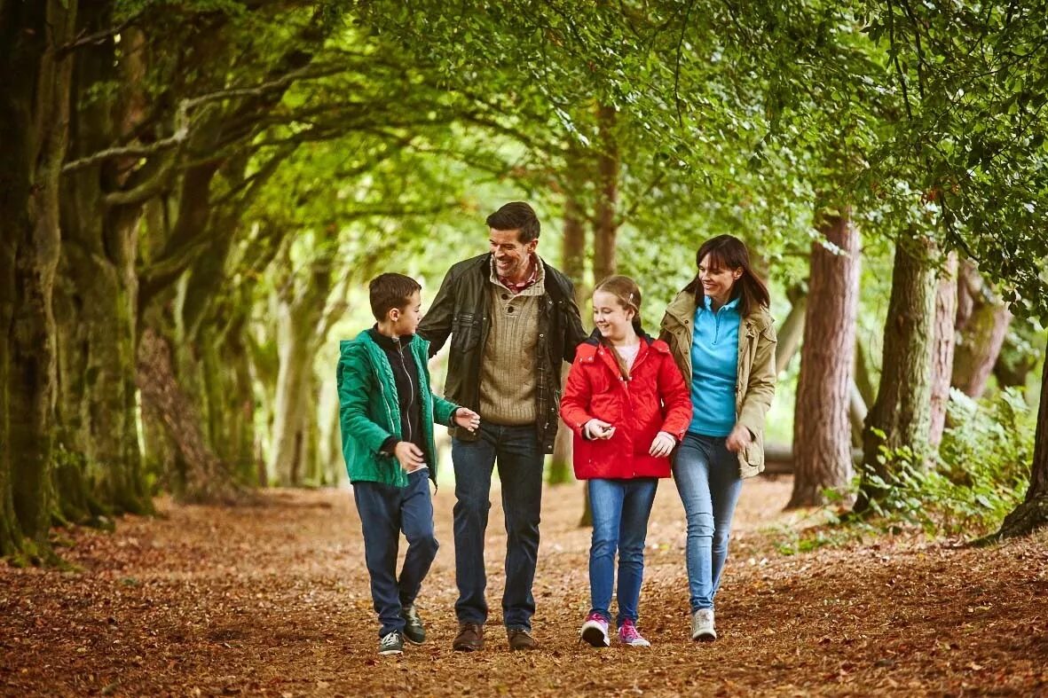 C go family. Семья на прогулке. Прогулка на природе. Семейная прогулка. Фотосессия в парке для подростка.