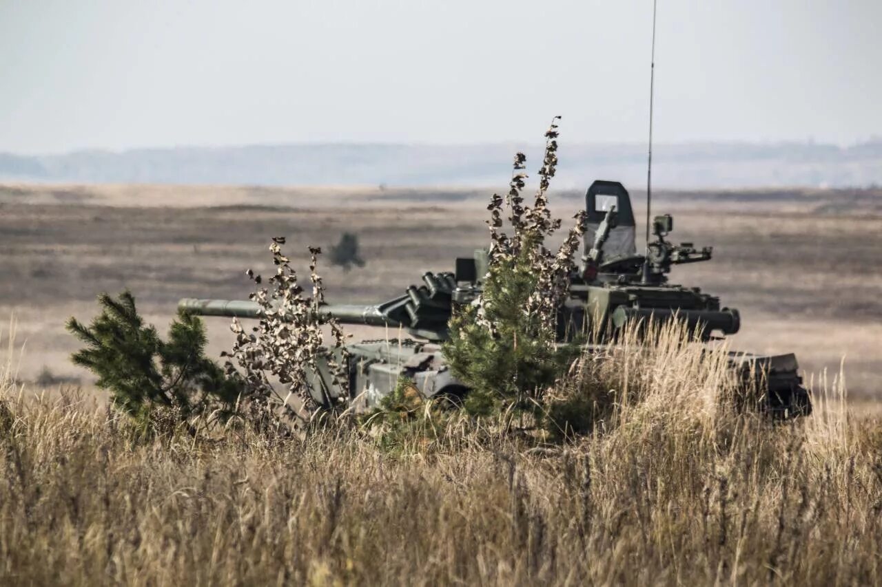 Дуэль т 72 и абрамс. Т-72 В засаде. Снайпер попал в ПТУР на танке. Танки засада новые ПТУР. Современный российский танк в в засаде фото.