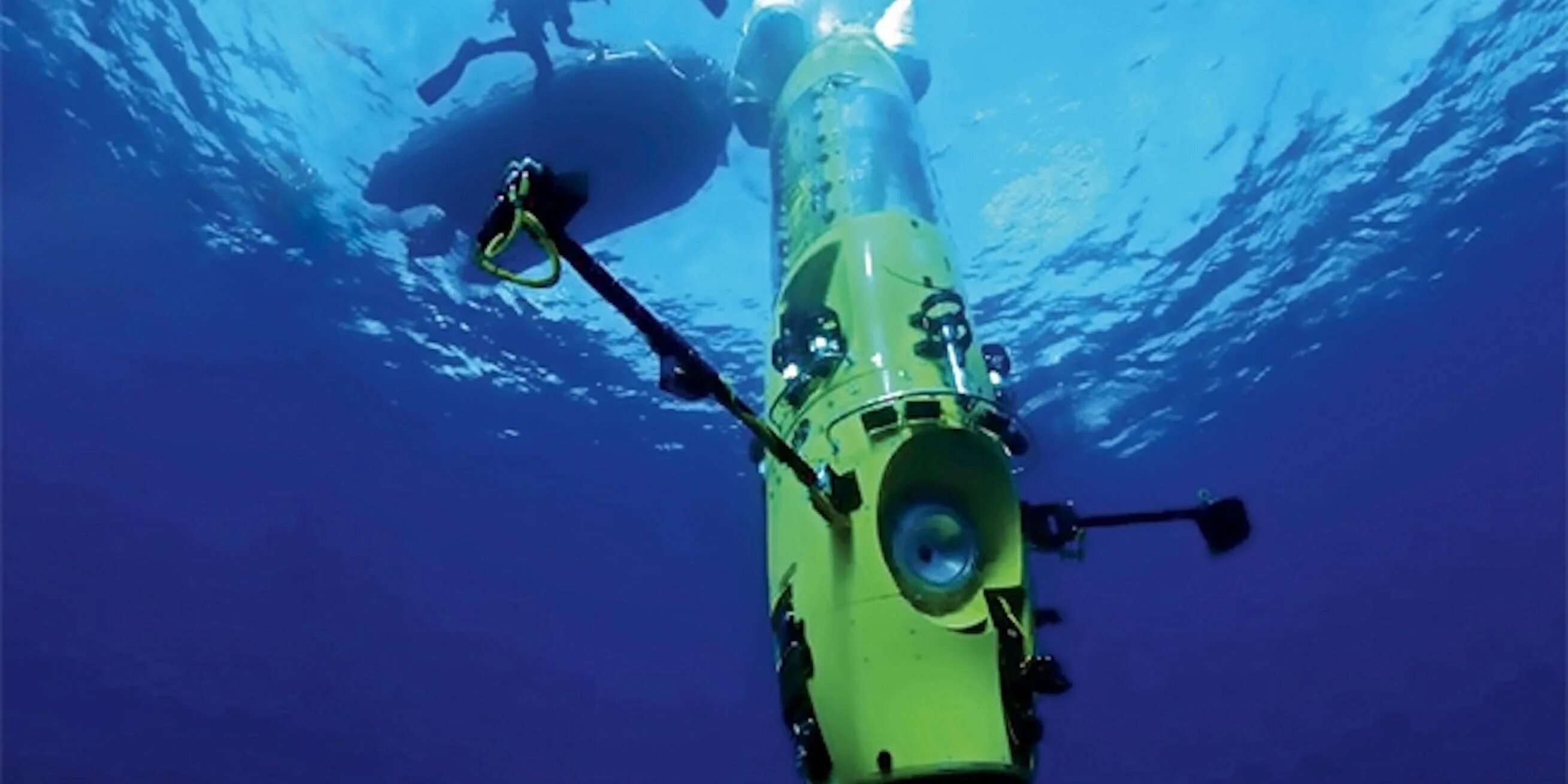 Человек на дне марианской впадины. Батискаф Кэмерона Deepsea Challenger. Кэмерон Батискаф Марианская впадина. Кэмерон погружение в Марианскую впадину. Батискаф Жак Ив Кусто.