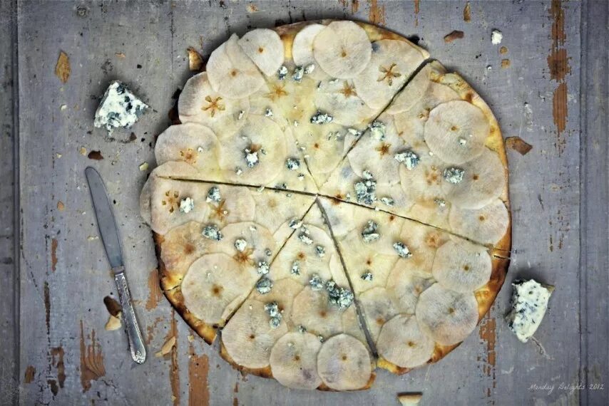 Пицца груша блю чиз. Пицца с грушей и сыром дор блю. Пицца рикотта с грушей. Пицца с грушей и сыром дор блю. Пицца груша парма горгонзола.