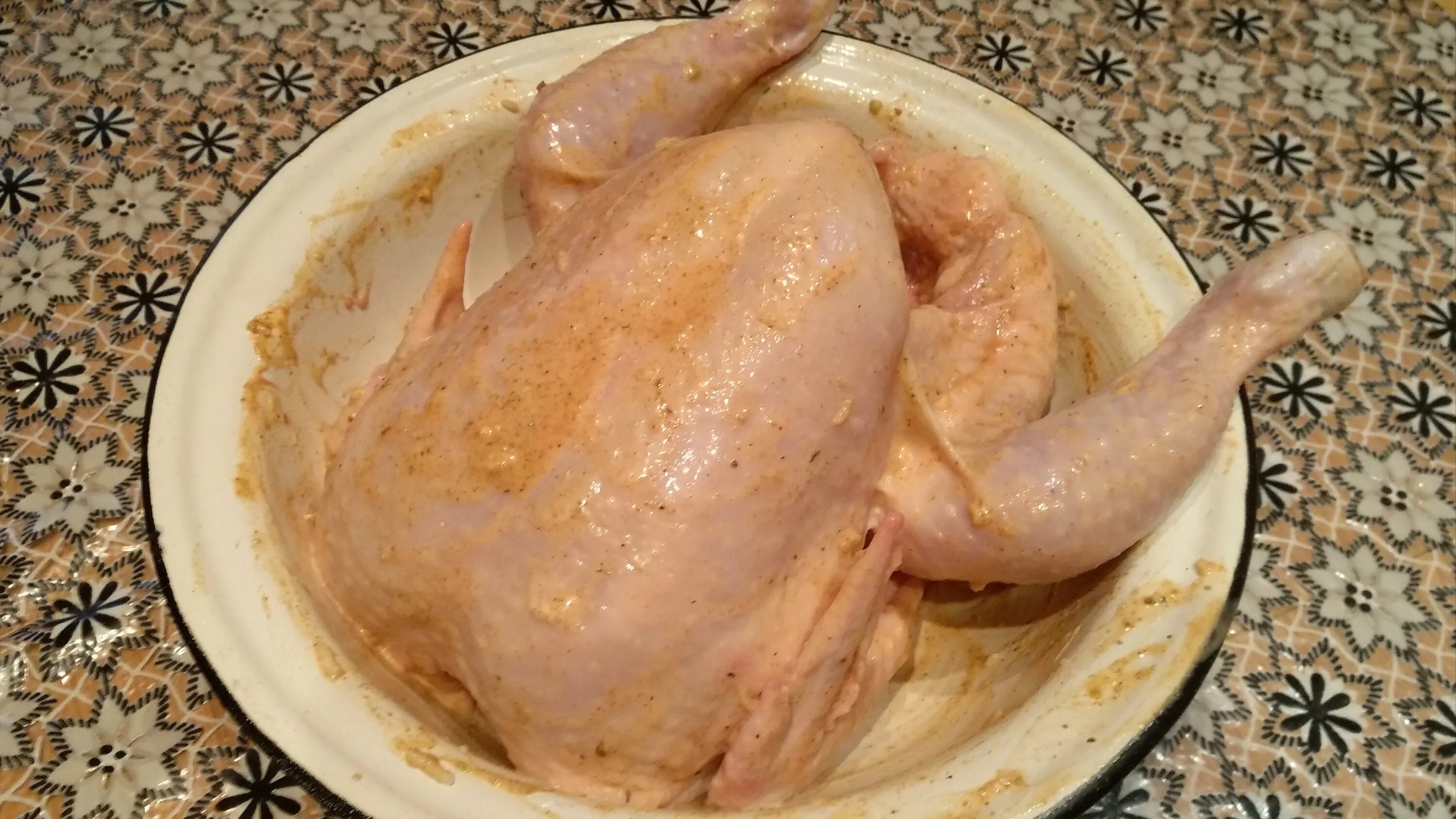Рецепт маринада курицы целиком. Маринад для курицы. Маринованная курица. Маринованная курица красивое фото.