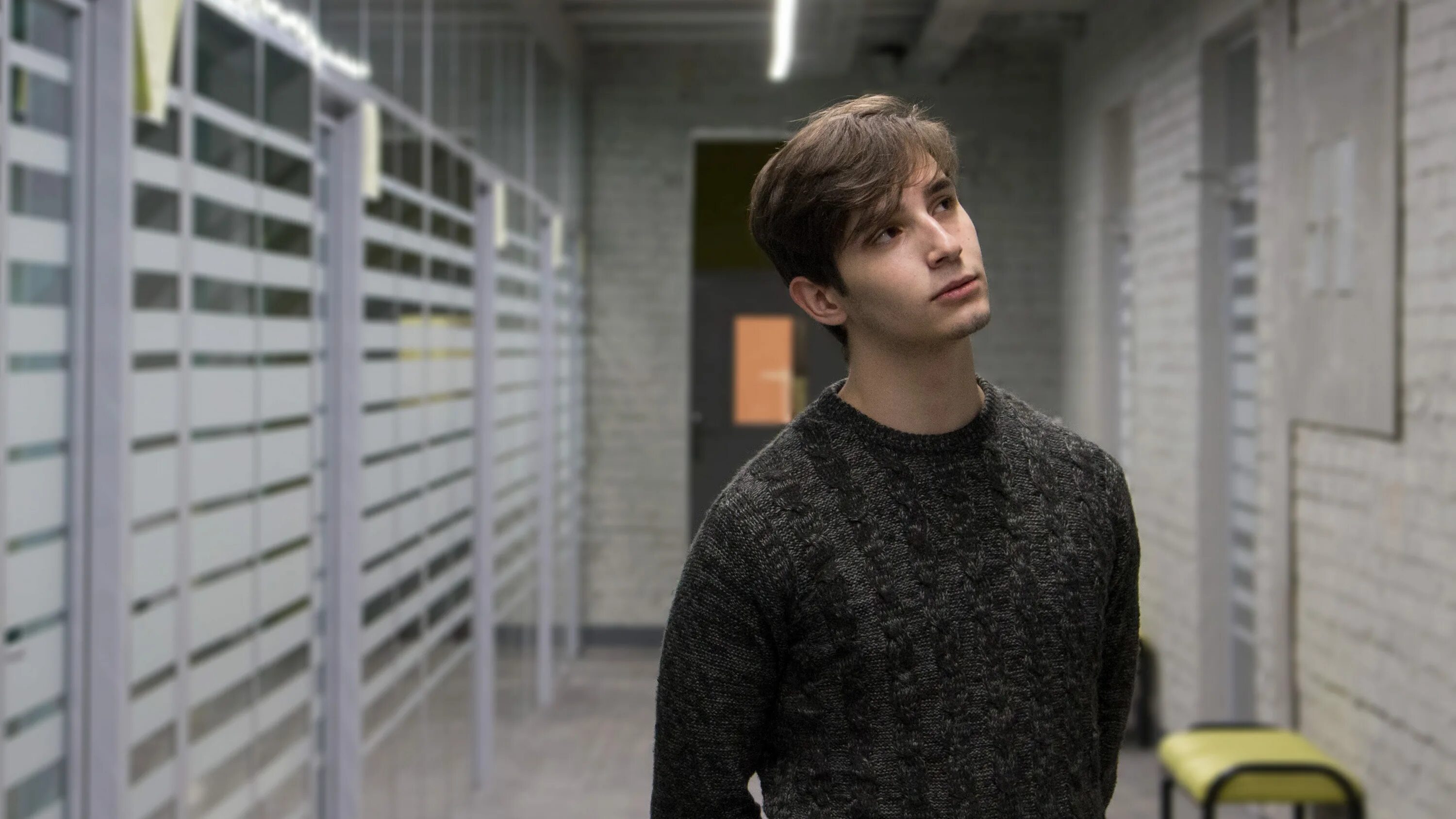 Я повсюду иностранец забери меня. Уходящий поезд. Я иностранец и вроде бы свой. Песня меладзе иностранец текст. Я иностранец и вроде бы свой.