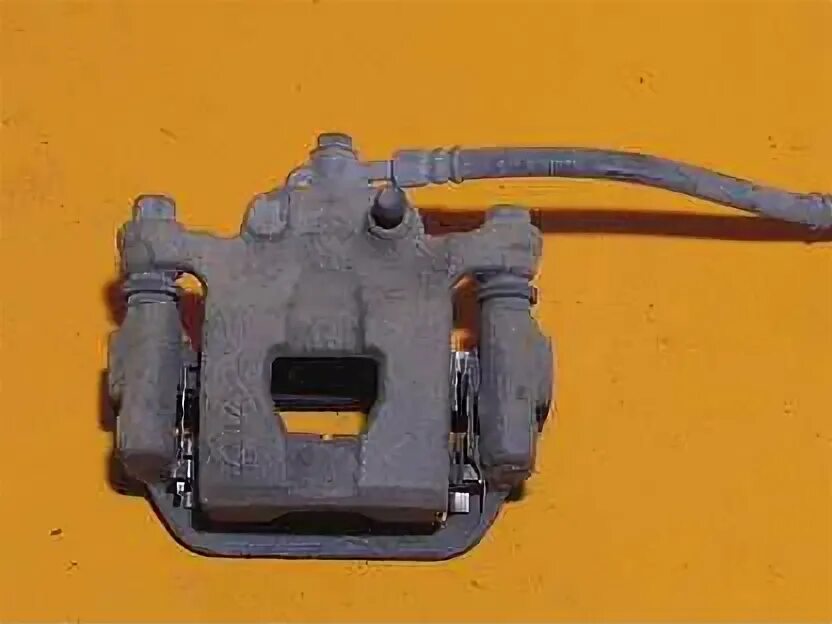 Суппортов тиида. Суппорта передние ниссан тиида с11. Тормозной суппорт ниссан тиида c11. Скоба суппорта заднего ниссан тиида c11. Суппортов тиида.