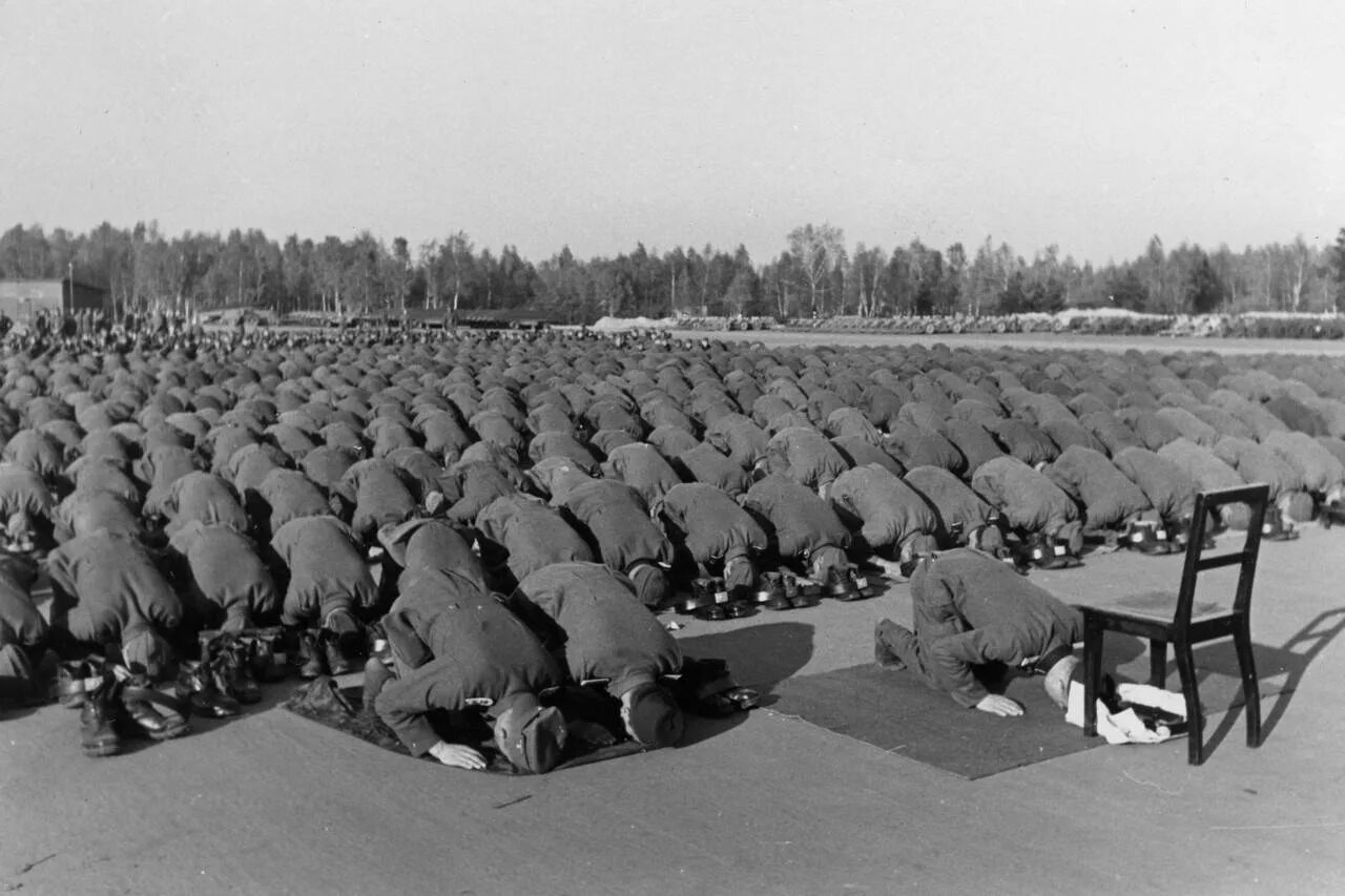 Татары в годы войны. 13 Горная дивизия СС Ханджар. 13 Дивизия Ханджар. 13-Я Горная дивизия СС «Ханджар». Солдаты дивизии Ханджар совершают намаз.