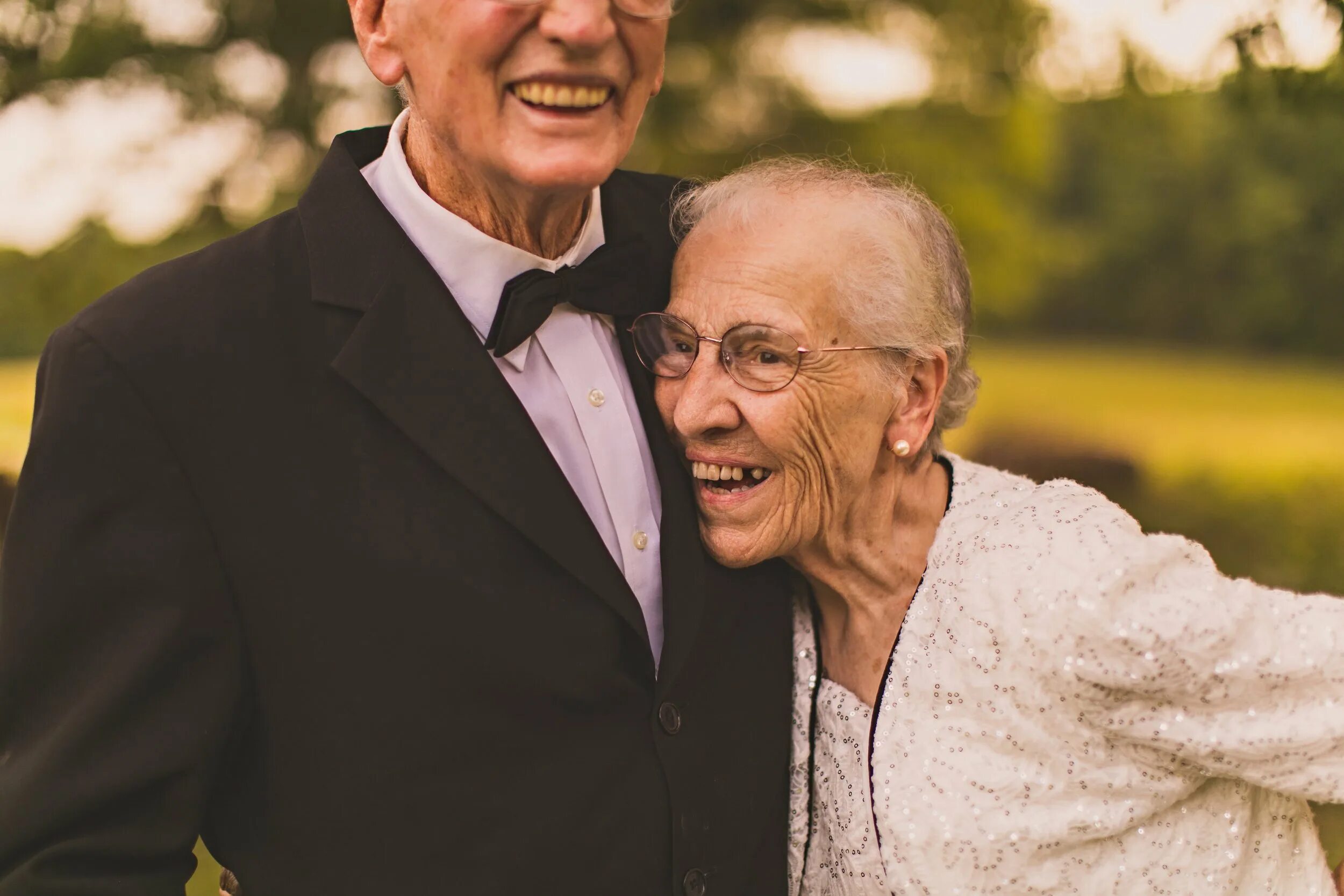 Супруги в старости. Пожилые люди. Счастливые пожилые пары. Красивые старики. Влюбленная пожилая пара.