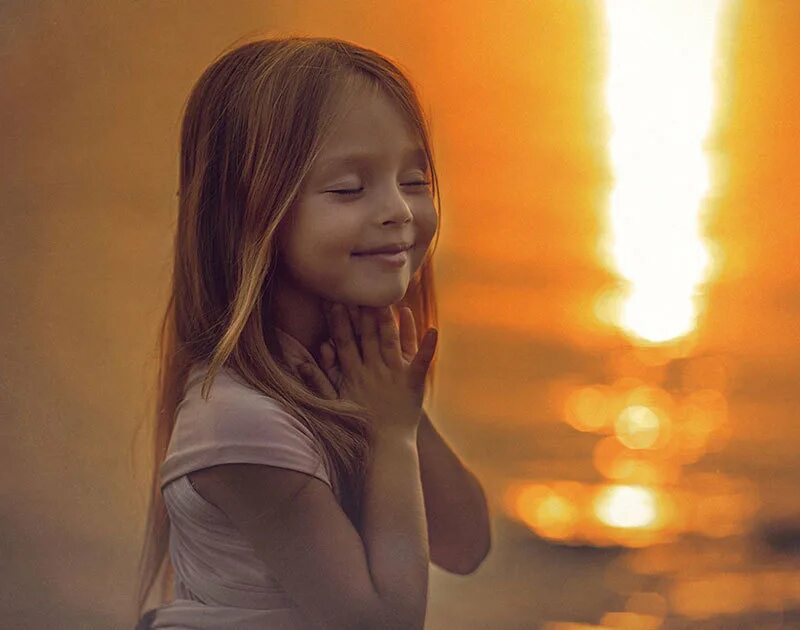 Свет души на лице. Девочка. Лучи солнца для детей. Благодарность эмоция. Что такое свет для детей.