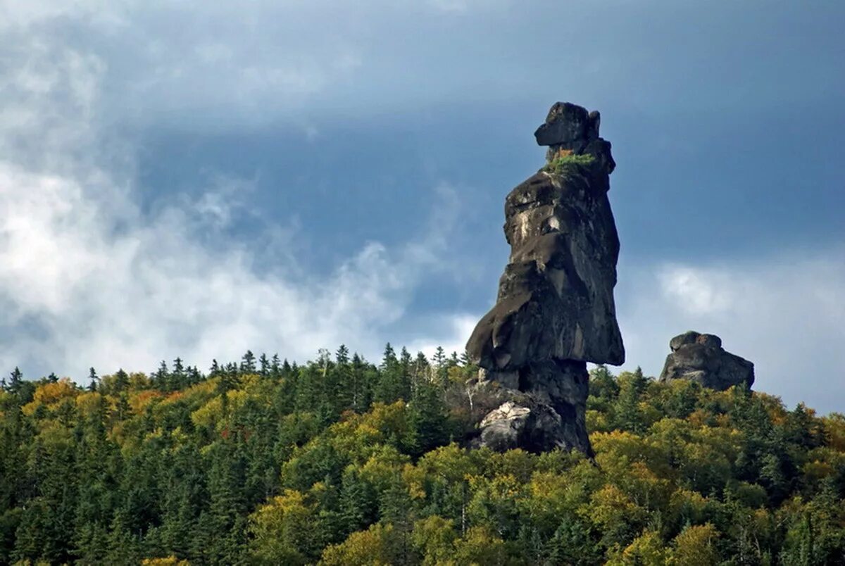 Фото памятника природы. Амурские столбы Хабаровского края. Амурские столбы Комсомольск на Амуре. Шаман гора Хабаровский край. Шаман гора Комсомольск на Амуре.