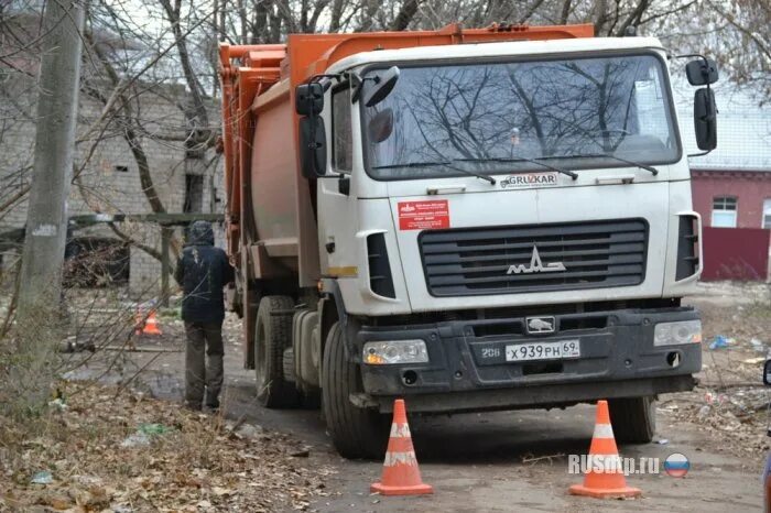 Помощник водителя мусоровоза. Работа водителем мусоровоза в москве. Работа водителем мусоровоза в москве. Мусоровоз москва. Водитель мусоровоза.
