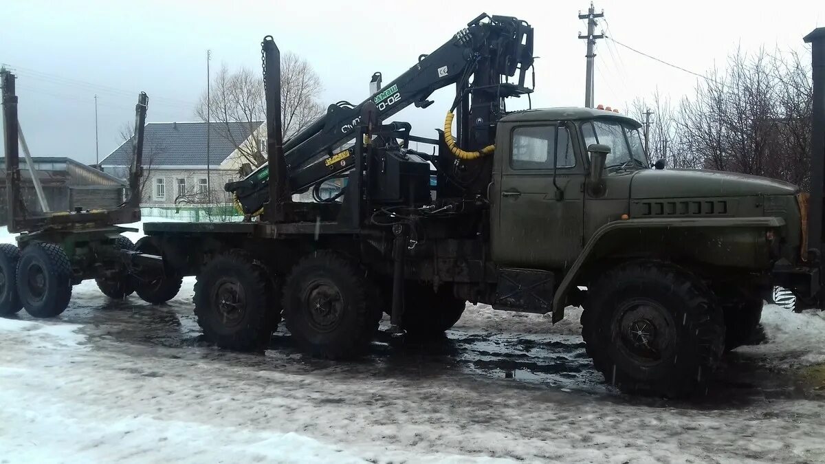 Куплю лесовоз с манипулятором б у. Урал 4320 лесовоз. Урал 4320 лесовоз с манипулятором. Урал 4320 Фискарс. Урал 4320 сортиментовоз.