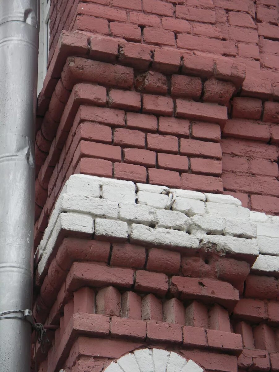 кирпичный карниз. фигурная кладка из кирпича. кирпичный карниз. бранденбургская кладка. карниз из кирпича на фасаде.