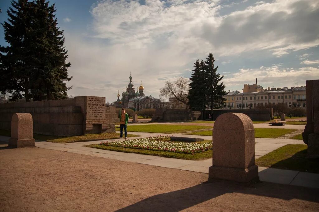 Где марсово поле. Марсово поле в Санкт-Петербурге. Марсово поле, Санкт-Петербург, Марсово поле. Марсово поле в Санкт-Петербурге вечный огонь. Марсово поле и летний сад в Санкт-Петербурге.