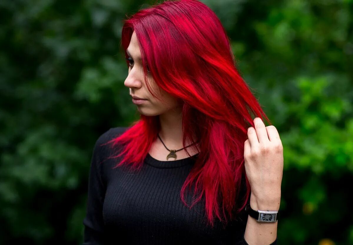Руссо красные волосы. Девушка с красными волосами. Бордовые волосы. Красный цвет волос у девушек.