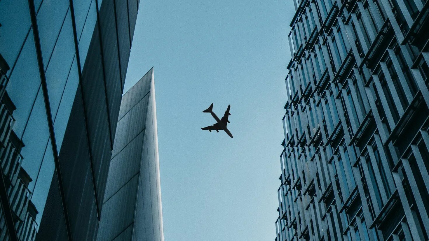 Обои снизу. Здание вид снизу. Самолет в небе. Здание самолет. Город вид снизу.