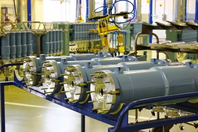 Оборудование на заводе. Завод по опреснению морской воды в оаэ. Завод ленмаш казань. Помощник машиниста экструдера. Машиностроение.