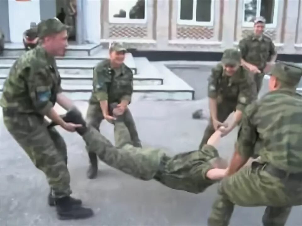 Дедовщина в российской армии. Дед издевается. Дед издевается. Солдаты россии в армии дедовщина. Неуставные взаимоотношения в армии.