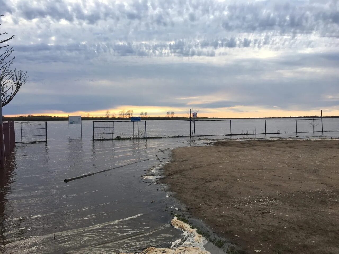 Уровень воды в северной двине. Наводнения на Северной Двине. Уровень воды Северная Двина. Котлас 2012 Северная Двина наводнение. Паводок на Северной Двине 2022 году.