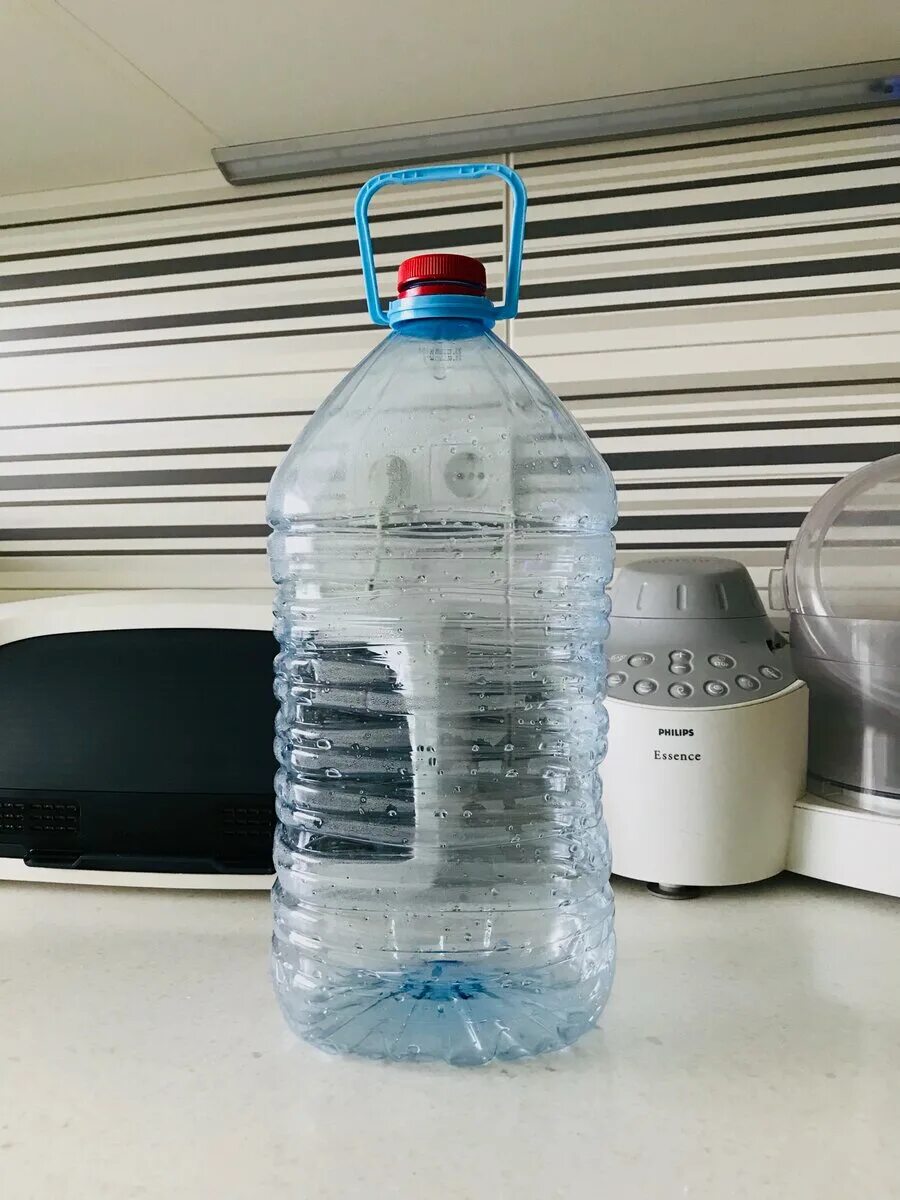 Ваза из пятилитровой бутылки. 5л бутылка воды акватория. Пятилитровые пластиковые бутылки. Пятилитровые пластиковые бутылки. Парник из бутылок.