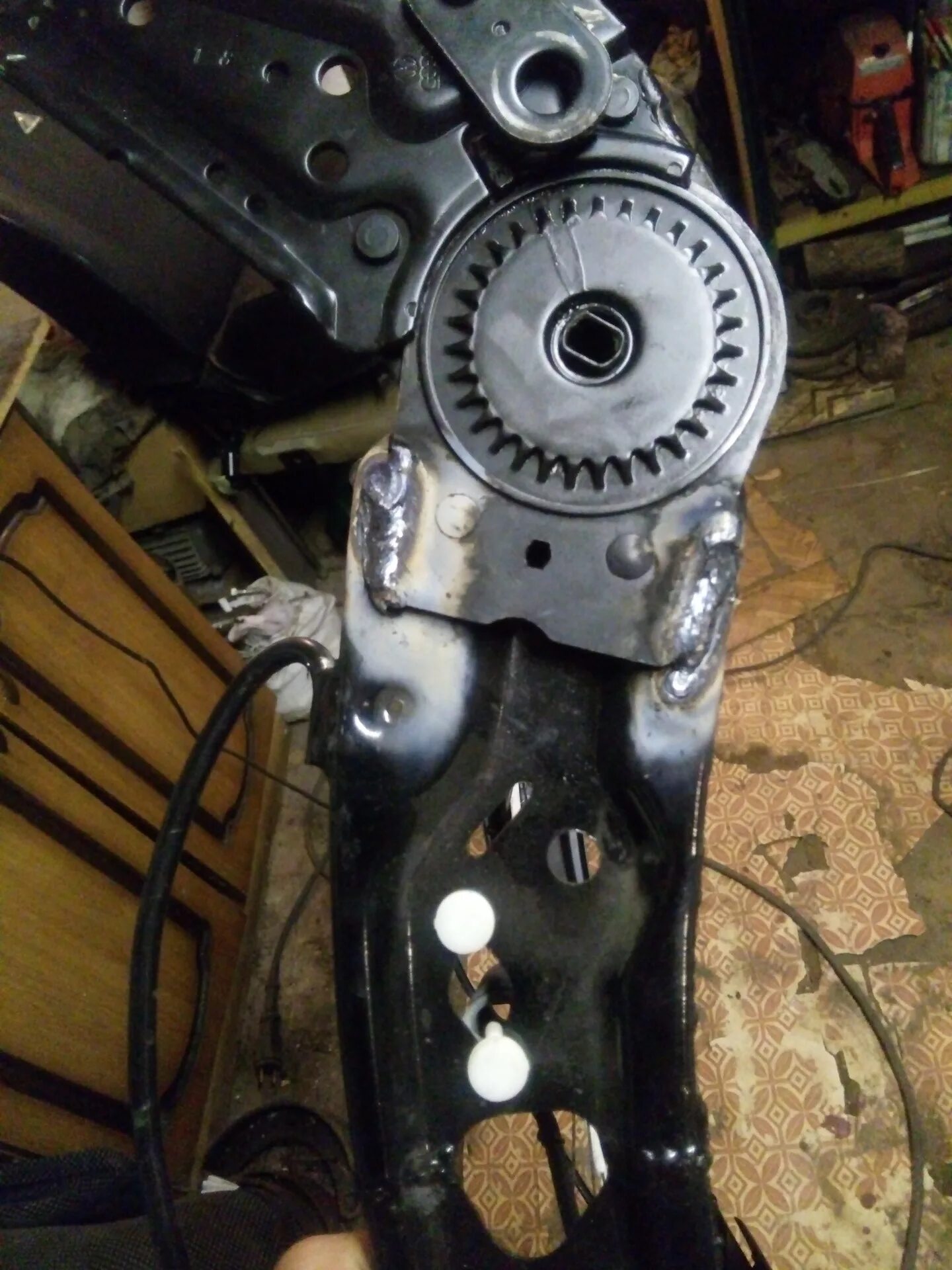 Механизм наклона спинки кресла газель. Механизм откидывания спинки кресла. Механизм наклона спинки газель 2705. Механизм наклона сидения. Механизм наклона спинки иж.