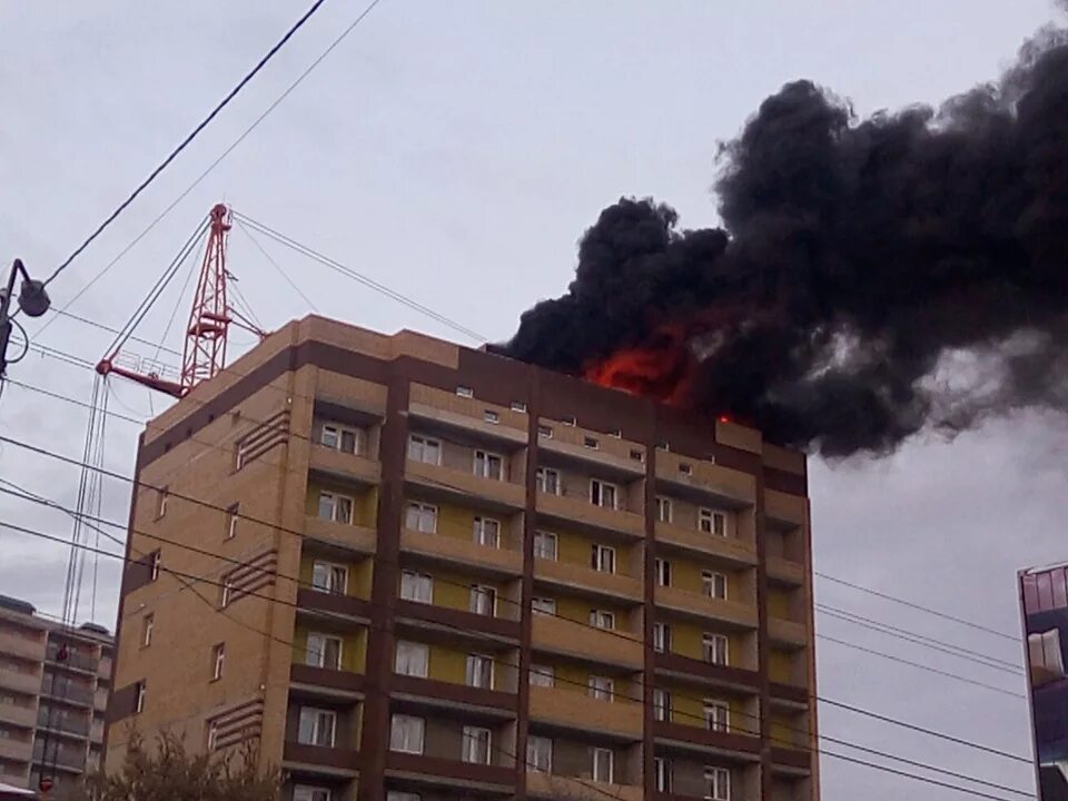 Что сейчас горит в родниках. Горит новостройка. Сгоревший новострой. Пожар сейчас на Ленина. Пожал на Ленина Сарапул.