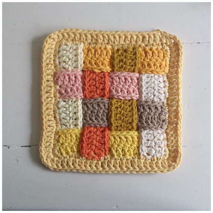 вязаный коврик из квадратов. квадратный коврик крючком. вязаный плед из квадратов. квадраты из пряжи. коврик квадратиками.