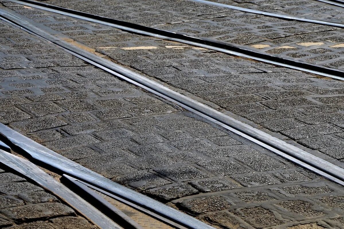 Рельсы трамвайные бесшеечные. Рельсы для трамвайных путей. Трамвайные рельсы. Омз трамвайные рельсы. Трамвайные пути рельсы.