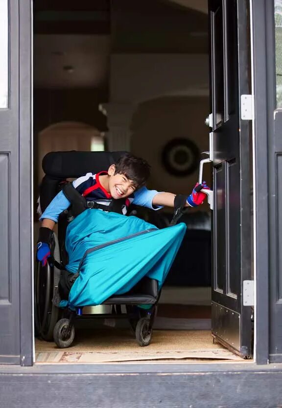 Инвалид открывает дверь. Инвалидные двери. Двери для инвалидов. Придержать дверь инвалиду. Сайт для инвалидов дверь