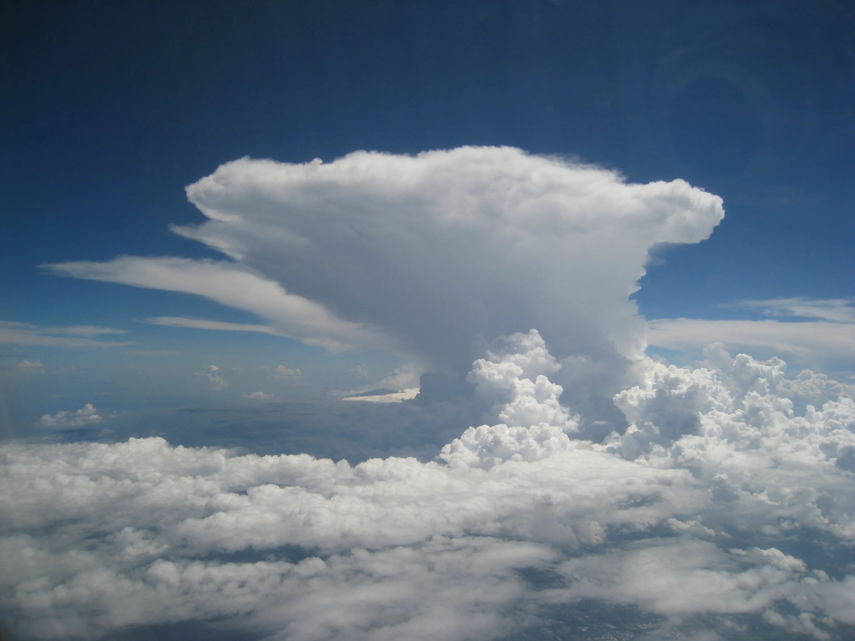 Высота облаков погода. Кучево-дождевые облака. Кучево-дождевые (cumulonimbus). Кучево-дождевые облака облака. Кучерявые дождевые облака.