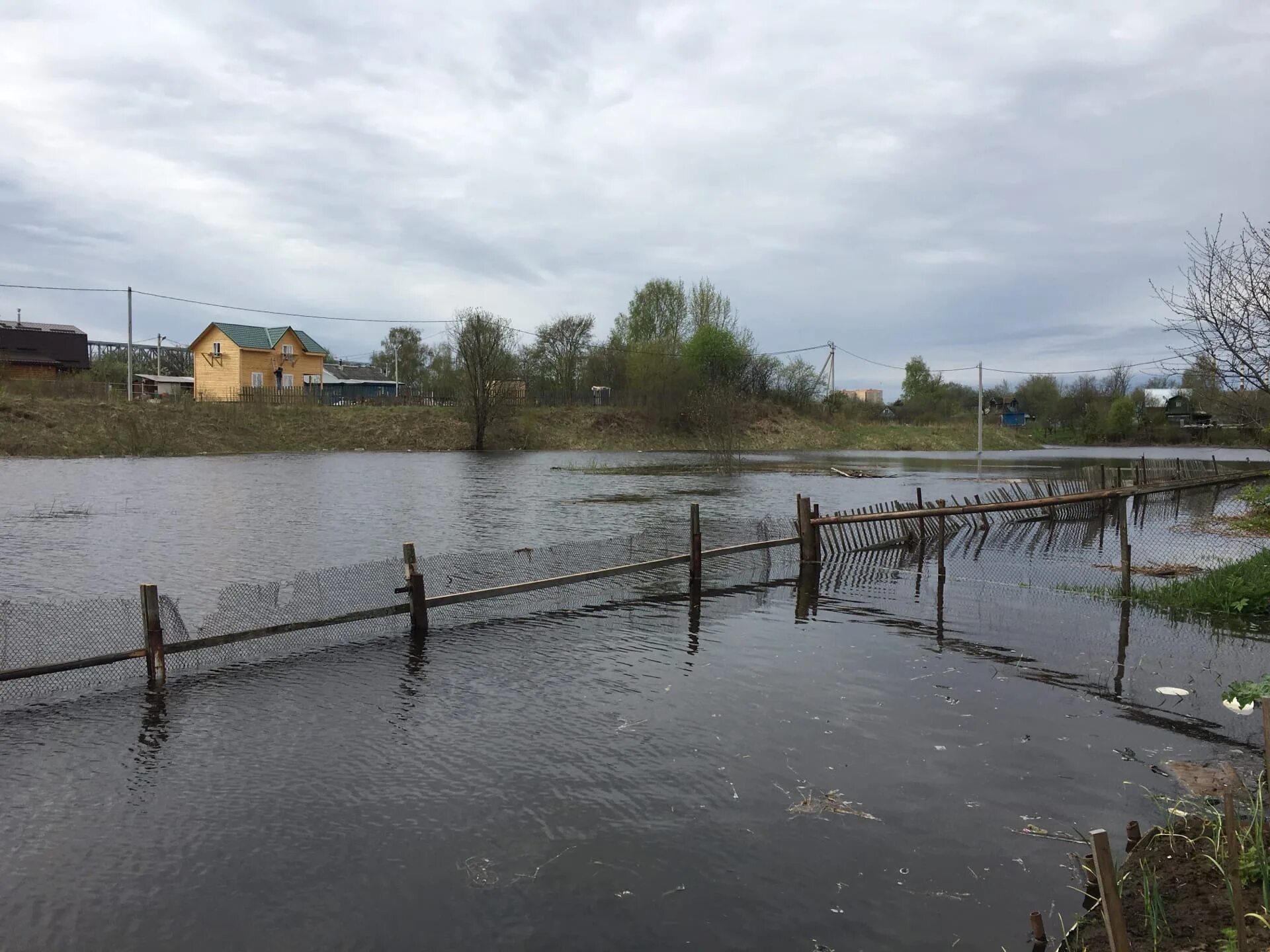 Уровень воды в крапивино на сегодня. Набережная Рыбинск Волжская затопленная. Наводнение в Рыбинске. Затопление Рыбинска. Рыбинск затопило набережную.