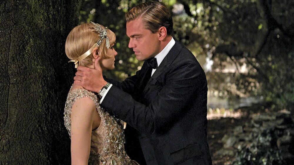 Леонардо ди каприо в фильме великий гэтсби. Джей гэтсби и дейзи. Гэтсби жанр. Великий гэтсби 2013 постер. Великий гэтсби 2013 постер.