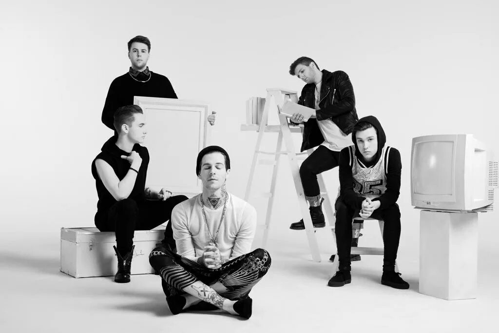 It s hard to imagine. Группа the neighbourhood. Брайан саммис the neighbourhood. Группа the neighbourhood участники. Зе нейборхуд.