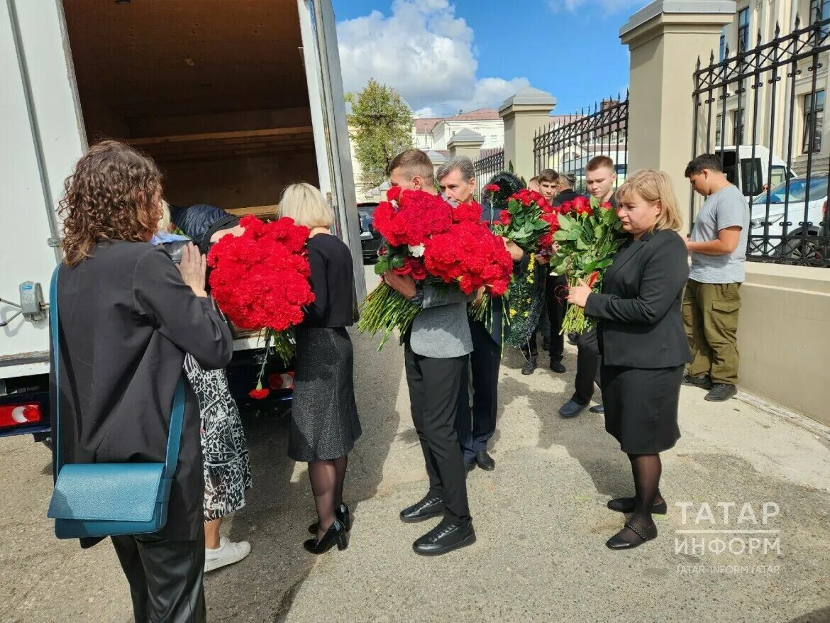 Главврач 21. Главврач 20 поликлиники Казань. Казань простилась с жертвами стрельбы в школе. Похороны Ильгиза Гайфуллина. Главный врач 21 больницы Уфа Надыргулов.