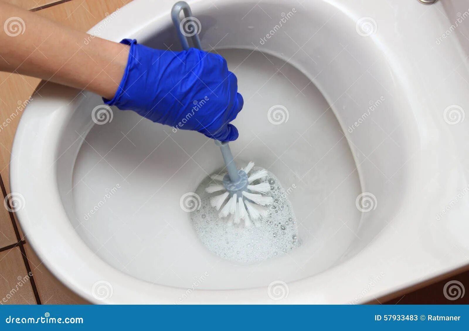В ванной раковины унитазы чистят сколько раз. Прочистка унитаза шариками. Шарики для унитаза на унитазе. Автоматическая промывка туалета.