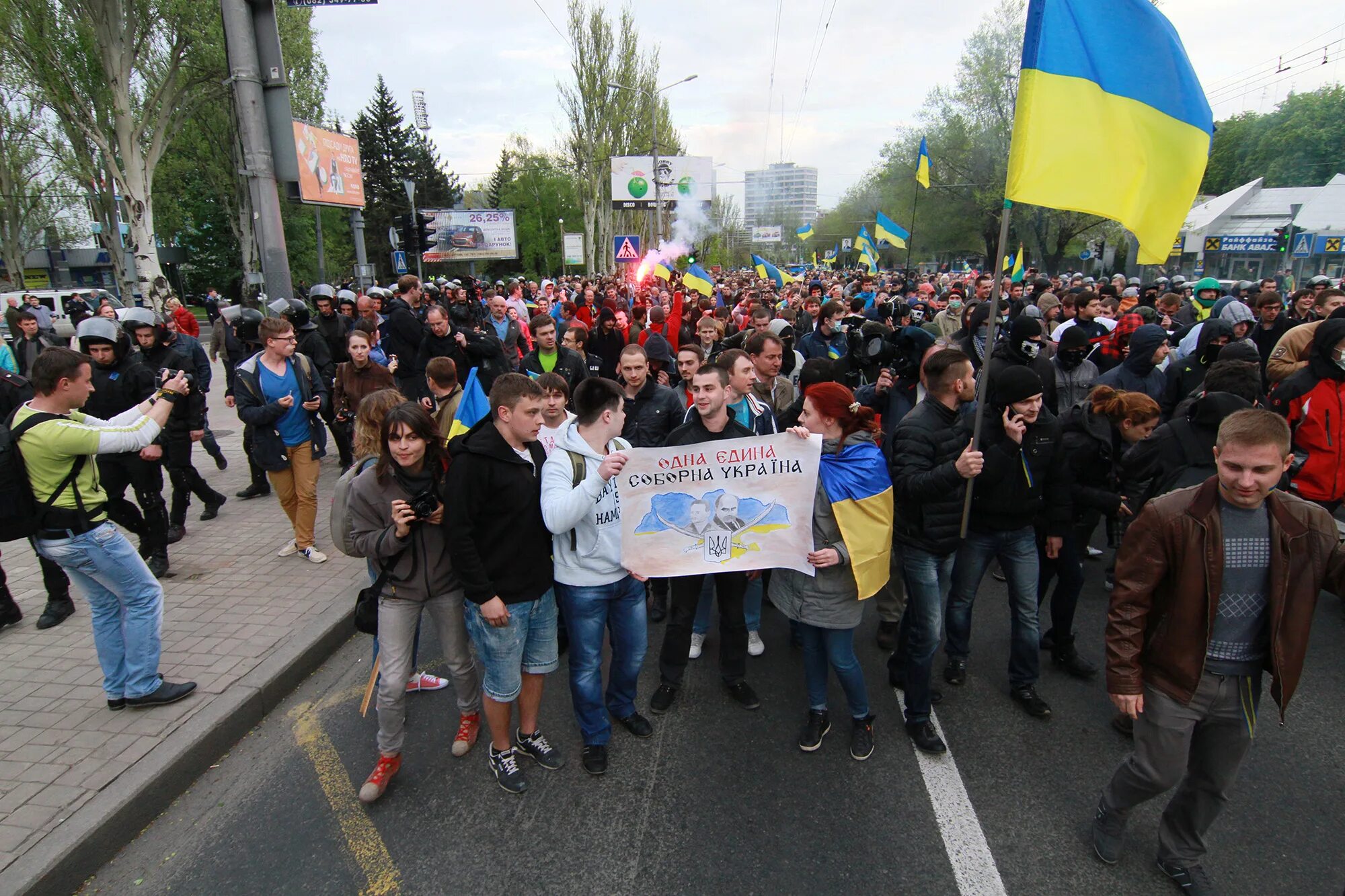 Движение против украины. Проукраинский митинг в Донецке 2014. Проукраинские митинги в Донецке в 2014. Проукраинский митинг в Донецке. 2014 Апрель митинг в Донецкой области.