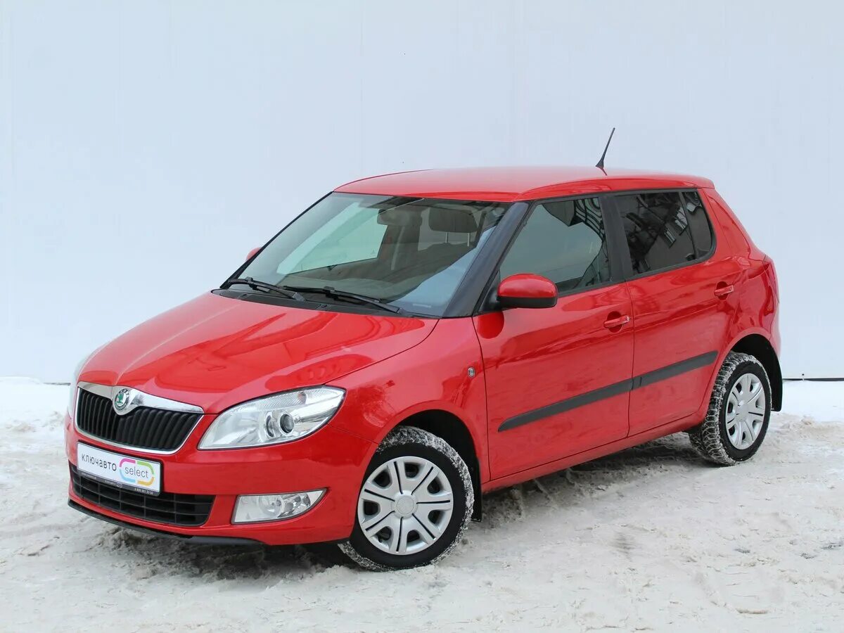 Фабия 2 хэтчбек. Skoda Fabia 2. Skoda Fabia II Рестайлинг. Шкода Фабия 2013. Шкода Фабия 2 красная.