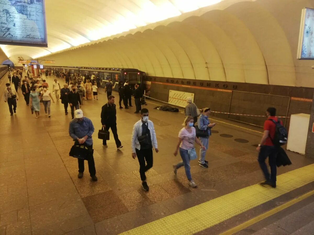 В метро петербурга сегодня. Станция метро проспект большевиков. станция проспект большевиков санкт-петербург. станция метро проспект большевиков санкт-петербург. метро проспект большевиков 1986.