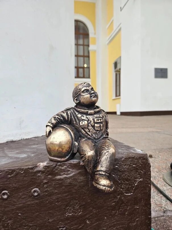 Скульптура космонавта в калуге для детей. Статуи космонавтов в калуге. Музей космонавтики калуга 2022. Космонавтики в калуге скульптуры маленькие. Статуи космонавтов в калуге.